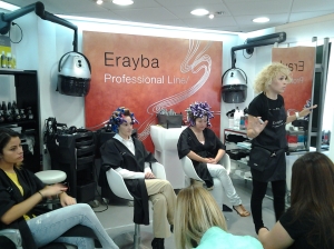 Instantánea de uno de los cursos puestos en marcha para la formación de los peluqueros y conocimiento de las nuevas líneas técnicas de Erayba Profesional line