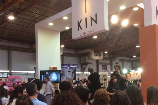 Foto del stand de Kin Cosmetics durante la actuación de Xevi Jubany y Oscar Vera  